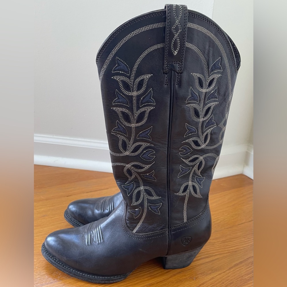 Ariat Heritage R Toe Western Boot With Embroidered Blue Flower